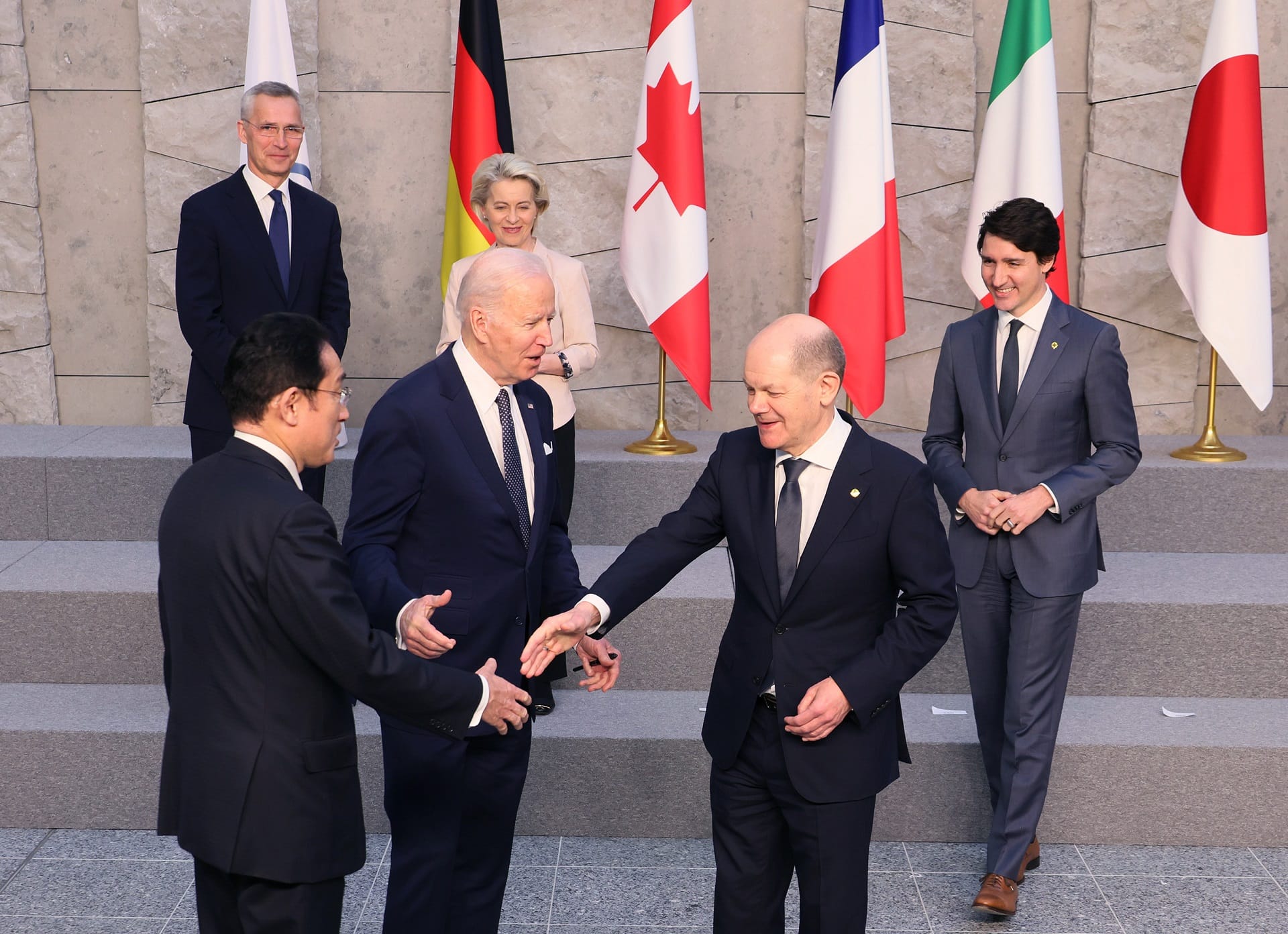 Страны G7 тайно призывают Зеленского смягчить условия мирного плана Украины — La Repubblica