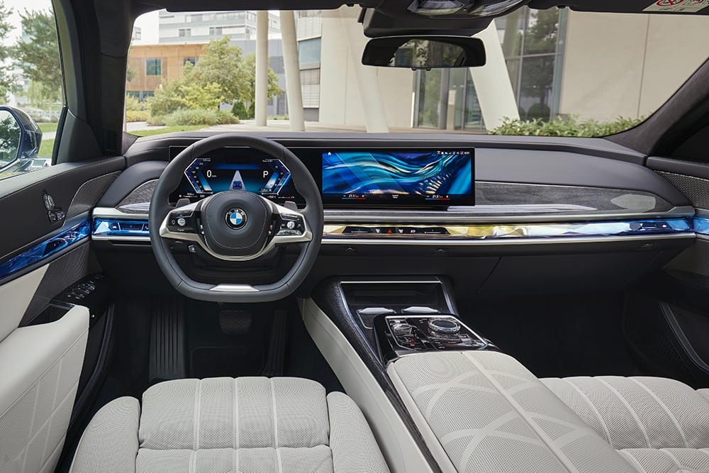 Ввезенные по «параллельному импорту» иномарки BMW, Mercedes и Renault блокируют в России, машины «превращаются в кирпич» — «Известия»