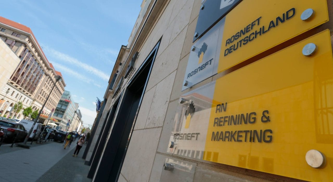 Германия намерена добиться вывода из-под санкций предприятий «Роснефти» в стране 